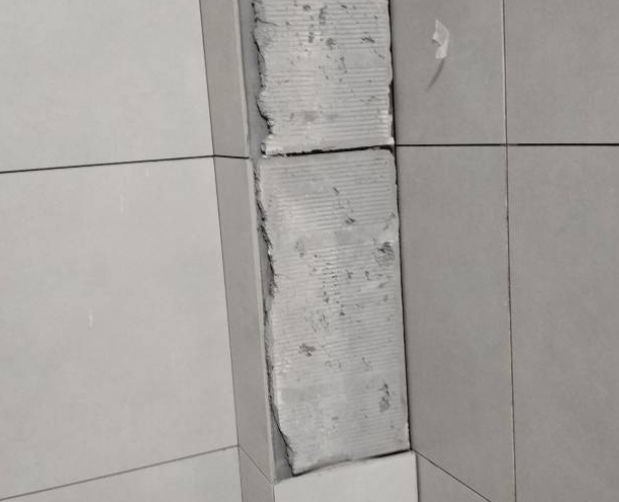 措勤瓷砖空鼓维修公司分享下瓷砖施工前基层浇水润湿程度不足，可能导致以下问题
